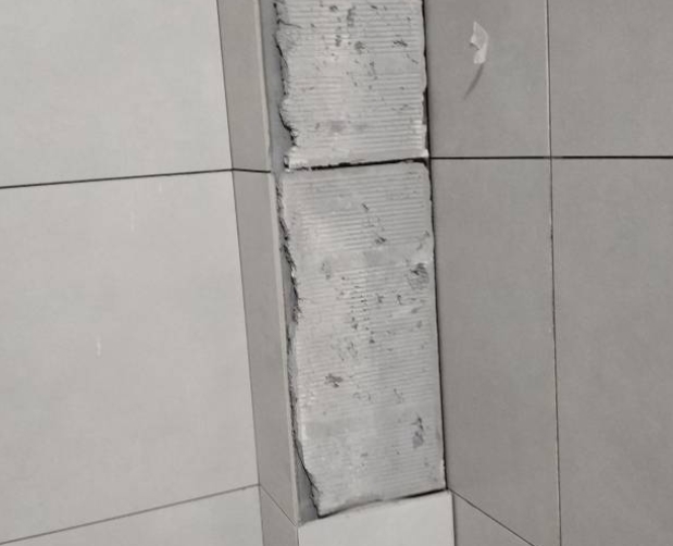 永春瓷砖空鼓维修公司分享下瓷砖施工前基层浇水润湿程度不足，可能导致以下问题