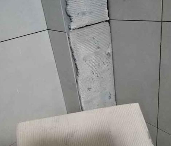 永春瓷砖空鼓维修公司分享下厨房瓷砖脱落的补救措施。